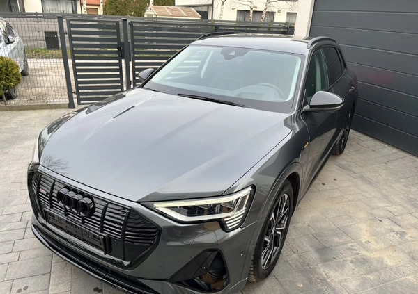 Audi e-tron cena 165900 przebieg: 16000, rok produkcji 2022 z Łódź małe 232